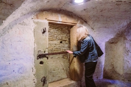 Ein Blick ins Verlies im Rahmen der bauhistorischen Themenführung am Sonntag, 3. November um 15 Uhr im Kreismuseum Wewelsburg. (©Kreismuseum Wewelsburg, Lina Loos)